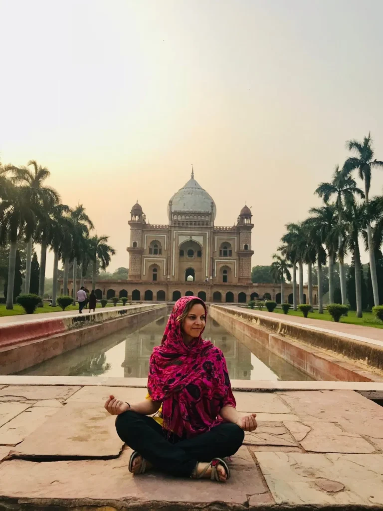 Retrato sentada frente a la Tumba de Safdarjung, en Delhi